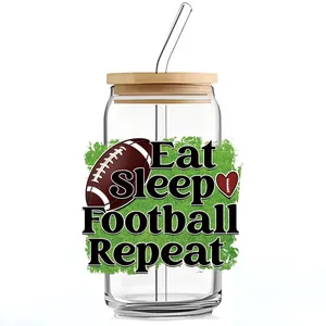 Detail van 16oz glazen beker met bamboe deksel en Eat Sleep Football Repeat UV DTF bedrukking