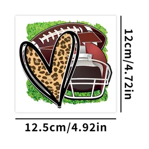 Detail van afmetingen voor de UV DTF transfersticker met football en luipaardhart