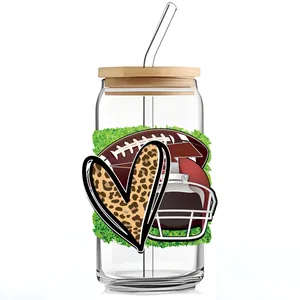 Detail van 16oz glazen beker met bamboe deksel, glazen rietje en voetbal thema sticker design