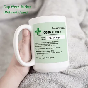 Detalle de pegatina de vinilo con diseño de receta médica para taza de cerámica