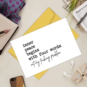 Flache Draufsicht einer lustigen Geburtstagskarte mit gelbem Umschlag und Lifestyle-Accessoires