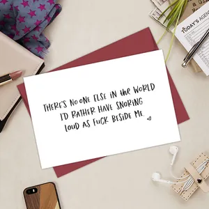 Flat lay di un biglietto d'auguri divertente con busta rossa e accessori lifestyle eleganti