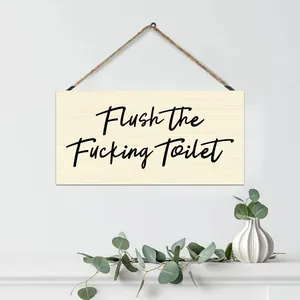 Detail van houten badkamerbord met grappige tekst en jute touw voor wanddecoratie