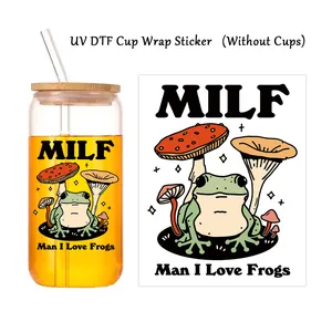 Detalle de pegatina UV DTF para taza con rana y hongo con texto divertido de MILF