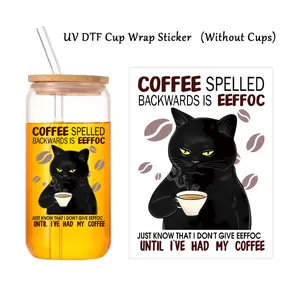 Detalle de adhesivo UV DTF con gato negro, café y cita graciosa para vasos de vidrio