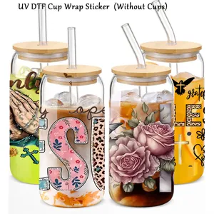 Dettaglio di vari design UV DTF wrap con motivi leopardati e floreali per bicchieri