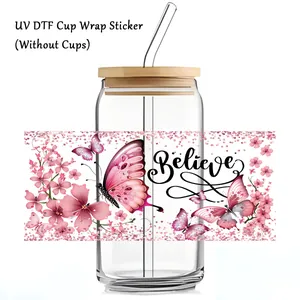 Dettaglio dell'adesivo UV DTF farfalla floreale con testo Believe per bicchiere 16oz