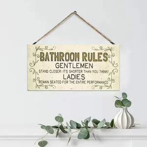 Detail van houten Bathroom Rules wandbord met grappige teksten en rustiek touwtje