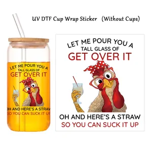 Detalle de pegatina UV DTF de pollo divertido aplicada en un vaso de cristal liso