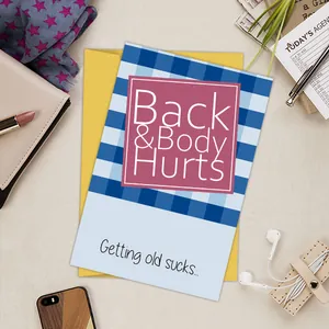 Lustige Geburtstagskarte mit Aufschrift Back and Body Hurts neben gelbem Umschlag