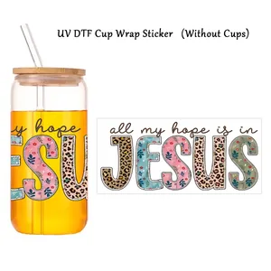 Dettaglio dell'adesivo UV DTF con scritta floreale Jesus su un bicchiere di vetro da 16oz