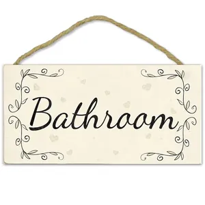 Minimalistisch houten badkamerbord met bladmotief en rustiek ophangtouw voor de muur