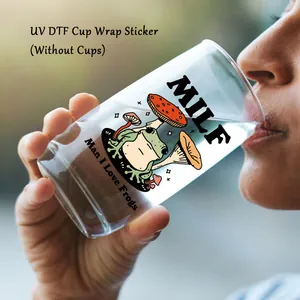 Pegatina UV DTF impermeable para tazas con una rana linda y setas rojas en el vaso