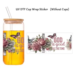 Adesivo UV DTF per tazze con rose rosa, farfalle e scritte religiose su sfondo bianco