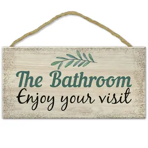 Rustiek houten badkamer muurbord met henneptouw en vintage bladmotief voor decor