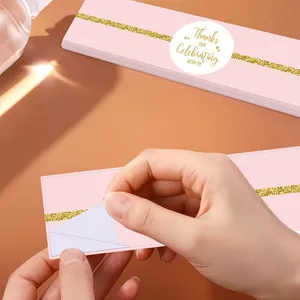 Dettaglio delle etichette rosa e oro per bottiglie d'acqua per decorazioni di matrimoni