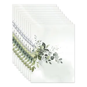 Gros plan de 10 marque-places de mariage pliés avec feuilles d'eucalyptus aquarelle