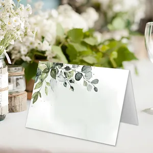 Élégante carte de table eucalyptus aquarelle avec taches dorées pour les mariages