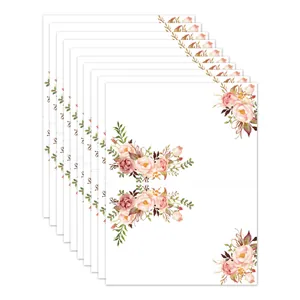 Détail des marque-places de mariage à l'aquarelle florale avec structure pliée en papier