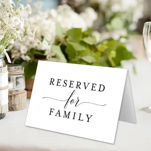 Détail de la carte Réservé à la Famille avec fleurs à l'aquarelle et support en bois brut