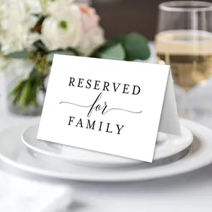 Élégante carte de table blanche réservée pour la famille sur une table de mariage
