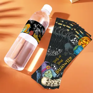 Dettaglio di etichette per bottiglie d'acqua di Halloween con streghe e zucche
