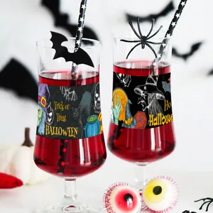 Dettaglio di adesivi Halloween per bottiglie con disegni di streghe e gatti neri