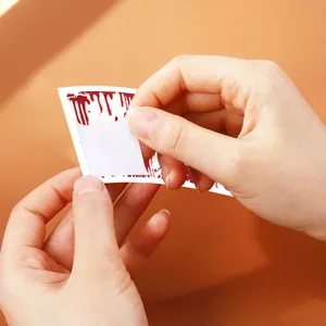 Dettaglio dell'adesivo di Halloween con gocce di sangue rosso rimosso dal supporto
