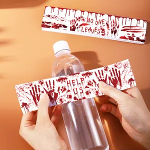 Dettaglio di adesivi Halloween per bottiglie con schizzi di sangue e scritte horror
