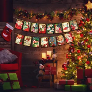 Detail eines Vintage-Weihnachtsbanners mit Weihnachtsmann auf rustikaler Holzwanddekor
