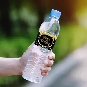 Étiquettes de bouteilles d'eau avec paillettes dorées et texte Happy Birthday pour fête