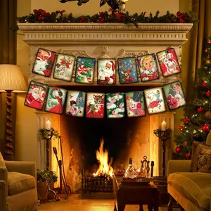 Details der Vintage Weihnachts-Wimpelkette mit Retro-Karten über einem gemütlichen Kamin
