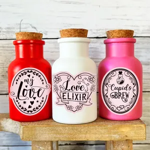 Tre bottiglie di pozione di San Valentino con etichette a cuore e tappi in sughero