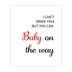 Etiquetas de vino de San Valentín con anuncio de embarazo Baby on the way diseño creativo