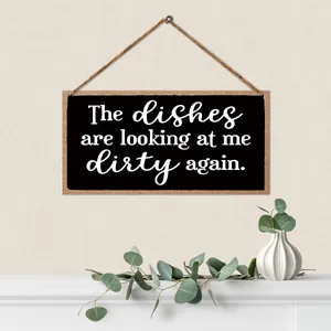 Décoration murale rustique avec citation humoristique sur les plats pour cuisine moderne