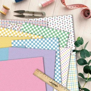 Carta per scrapbook di Pasqua con disegni floreali e motivi primaverili colorati