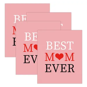 Vista de cuatro etiquetas rosas BEST MOM EVER para botellas de vino de fiesta temática