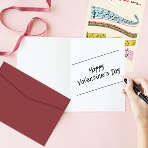 Carte de Saint-Valentin blanche avec enveloppe rouge foncé sur un fond rose pastel