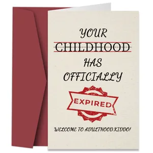Gros plan d'une carte d'anniversaire avec message d'humour et son enveloppe rouge