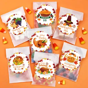 Dettaglio degli adesivi del Ringraziamento con tacchino e zucca su sacchetti regalo