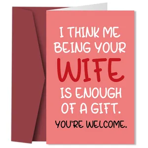 Vue à plat d'une carte d'humour rose avec enveloppe rouge foncé et typographie audacieuse