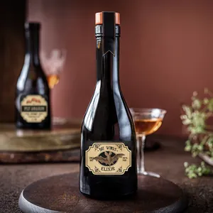 Étiquette vintage Bat Wings Elixir sur bouteille en verre sombre avec bouchon
