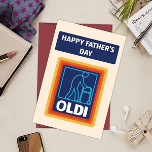Dettaglio del biglietto per la festa del papà divertente con logo OLDI e busta