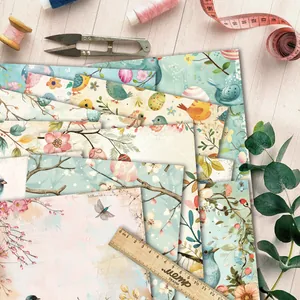 Vista dettagliata di carta scrapbooking pasquale con attrezzi artigianali su legno