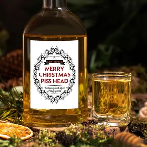 Détail d'étiquettes de Noël Santa Piss sur un décor festif de forêt avec de la mousse