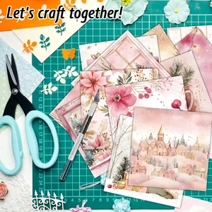 Nahaufnahme von rosa Weihnachts-Scrapbook-Papier mit Blumen- und Winterarchitekturmotiven