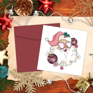 Detailansicht einer lustigen Weihnachtskarte mit Weihnachtsmann und burgunderrotem Umschlag