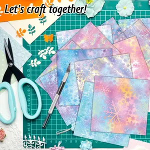 Papier de scrapbooking flocon de neige dégradé sur un tapis de découpe vert