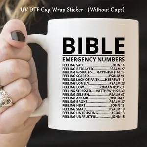 Détail de l'autocollant de transfert UV DTF avec numéros bibliques sur tasse blanche