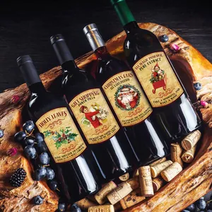 Dettaglio di quattro etichette natalizie vintage in una ciotola decorativa rustica